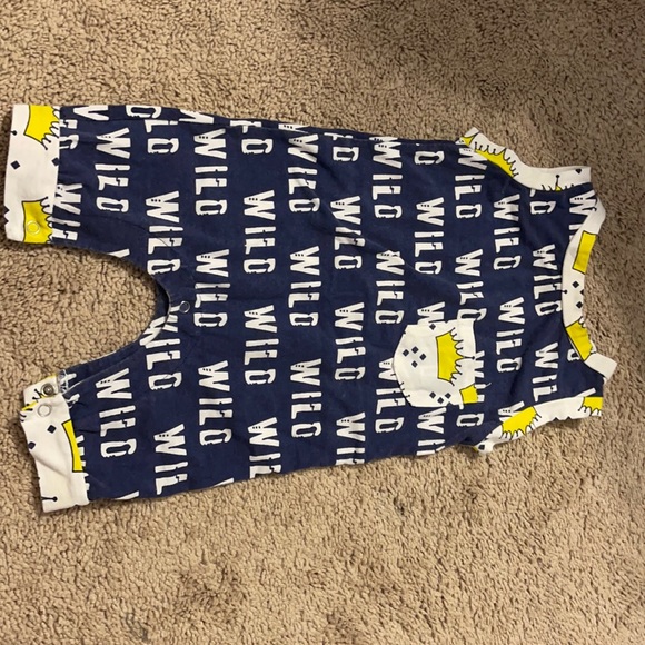 Boutique outfit. Size 100. Compared to size 18mo - Picture 1 of 1